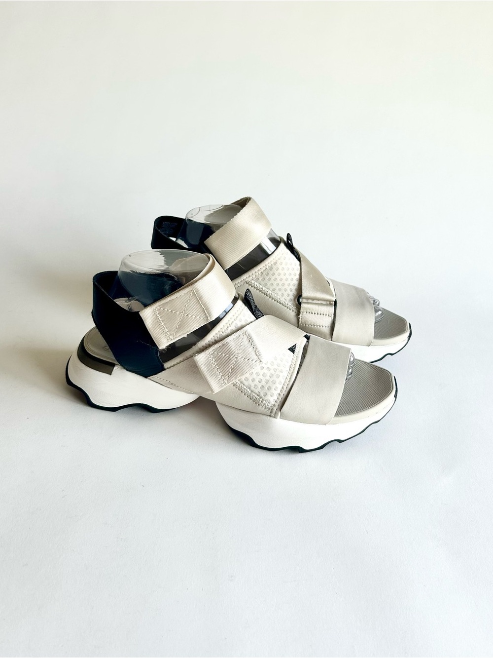 Sorel Gray White Black Textile Leather Rubber Outsole Sandals size 9.5
